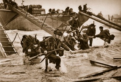 De første britiske tropper går i land fra de specielt konstruerede landingsstiger. I midten bærer soldaterne en scooter, 6. juni 1944. af English Photographer